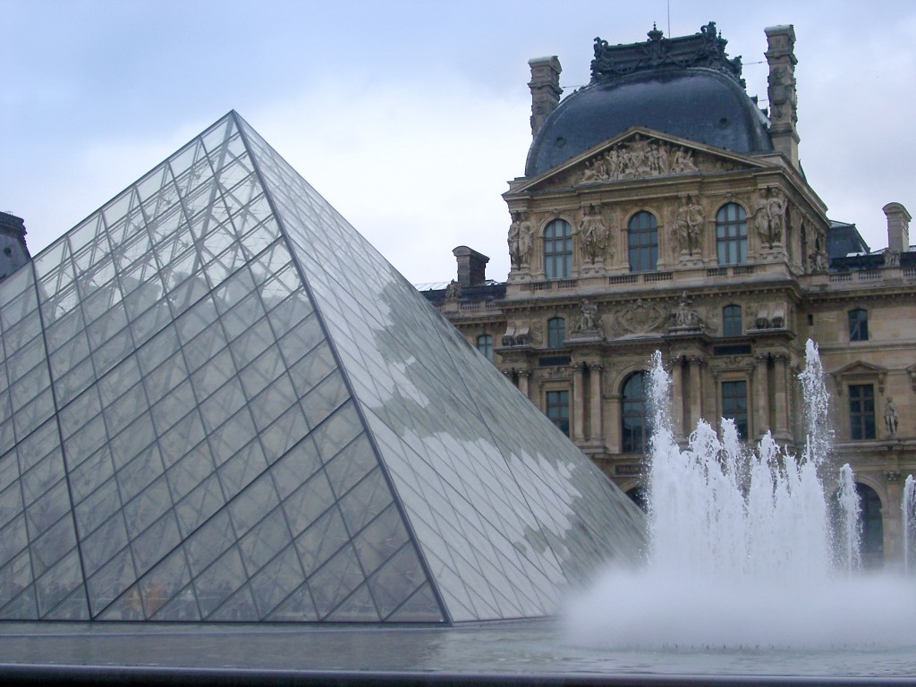 paris louvre pyramid